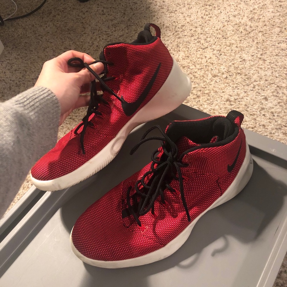 Men’s Nike Hyperfresh Roshe Mid Top RED Size 8.5